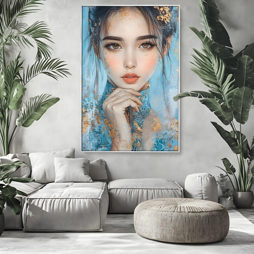 Tablou canvas cu tablou canvas cu chip de femeie, in rama de aluminiu argintiu, pe perete intr-un living